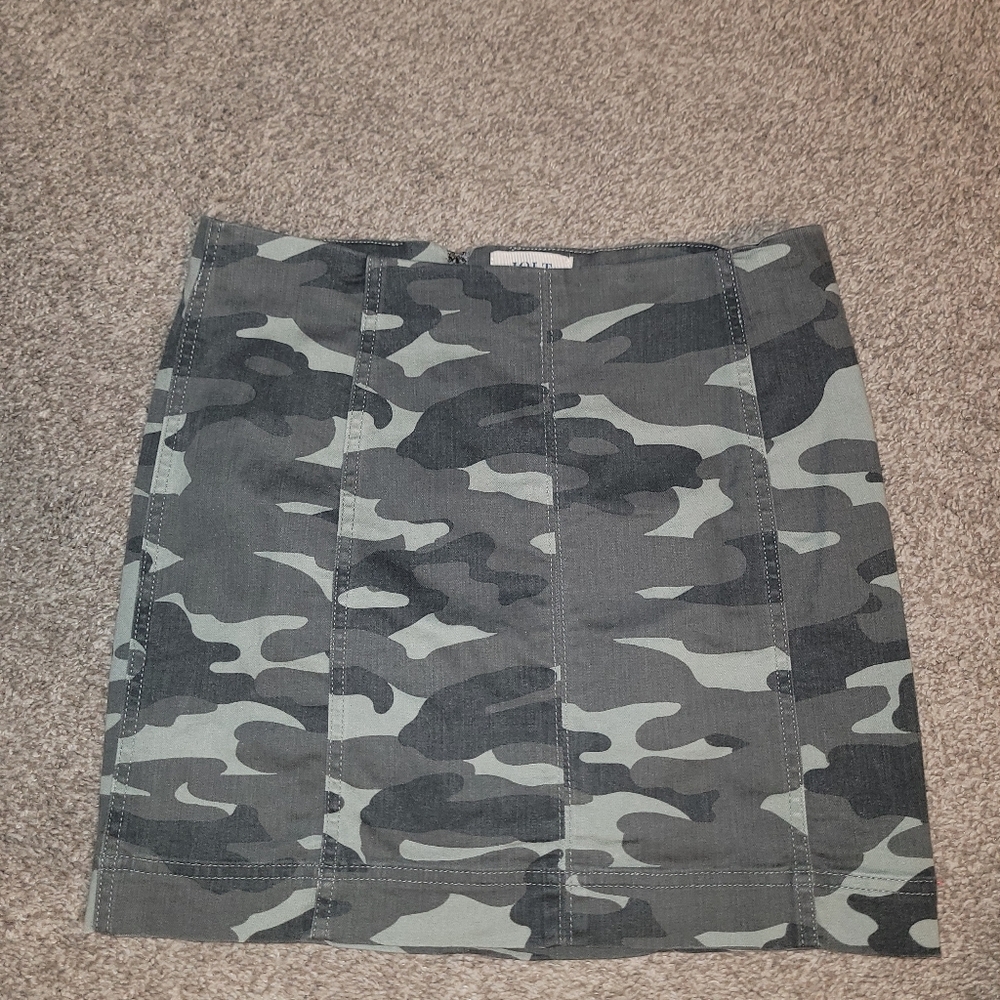 Camouflage‎ mini skirt - Picture 2 of 3